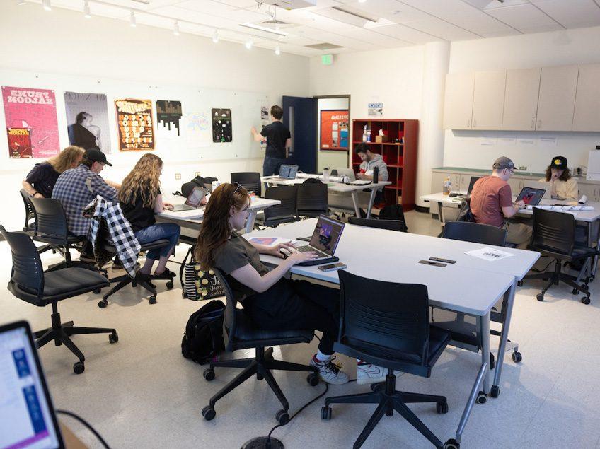 通讯设计实验室的全景图 for graphic design students.